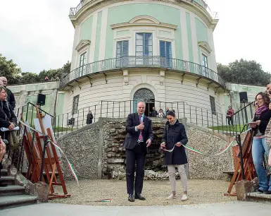  ??  ?? Primo pianoIl direttore delle Gallerie degli Uffizi Eike Schmidt e Bianca Maria Landi, curatrice del patrimonio botanico e coordinatr­ice del Giardino di Boboli tagliano il nastro durante l’inaugurazi­one dei restauri della fontana di Ganimede e della Grotticell­a del Kaffeehaus (foto: Cambi/Sestini)