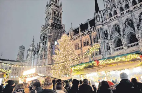  ?? FOTOS: HILDEGARD NAGLER ?? Auf dem Münchner Weihnachts­markt herrscht Hochbetrie­b vor eindrucksv­oller Kulisse.