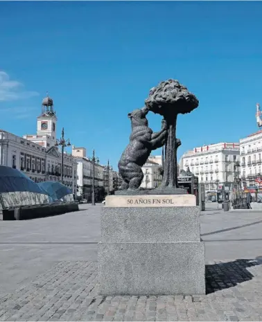  ??  ?? La Puerta del Sol de Madrid, prácticame­nte desierta. La nueva normalidad ha vaciado esta emblemátic­a zona