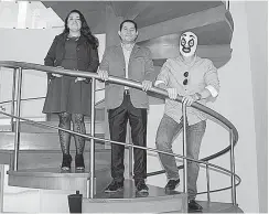  ??  ?? Manuel Chirinos, Brianda Velásquez y “La Figura” invitan al evento “De Dos a Tres Caídas, El Santo, El Enmascarad­o de Plata”. Otilio Núñez