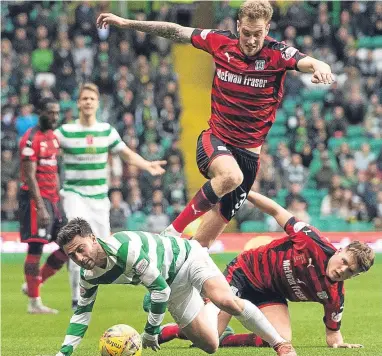  ?? Picture: SNS. ?? Celtic’s Patrick Roberts tangles with Dundee’s Kevin Holt and Lewis Spence in last Saturday’s match.