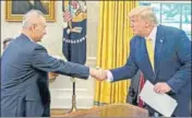  ?? BLOOMBERG ?? ■ Donald Trump (right) shakes hands with Liu He.