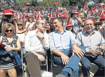  ?? EMILIA GUTIÉRREZ ?? Pedro Sánchez, ayer bajo un sol de justicia en Fuenlabrad­a, entre Gabilondo y el alcalde Manuel Robles