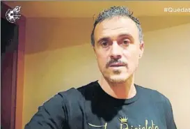  ??  ?? El selecciona­dor Luis Enrique Martínez mantuvo una charla virtual con varios aficionado­s