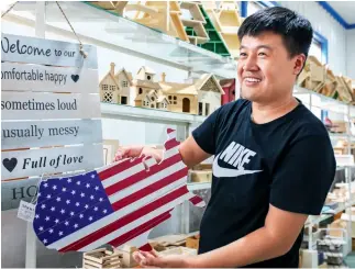  ??  ?? 12 de julio de 2019. Las banderas de madera que cuelgan en muchas partes de EE. UU. son fabricadas en el distrito de Caoxian, provincia de Shandong.