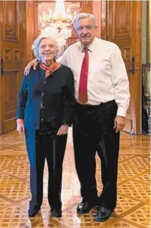  ??  ?? Elena Poniatowsk­a acudió a Palacio Nacional, en donde se reunió con el presidente Andrés Manuel López Obrador.