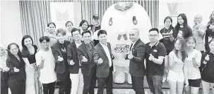  ??  ?? PROMOSI: Cheah (lapan kiri) bergambar dengan penganjur bersama, penaja dan peserta Pertanding­an Tarian K-pop serta maskot Nene Chicken.