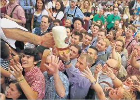  ?? [ Reuters ] ?? In den Wiesn-Festzelten sorgen fröhliche Trinker für ökonomisch­e Rätsel.