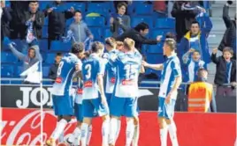  ?? TWITTER ?? Óscar Duarte (der.) festeja con sus compañeros del Espanyol.