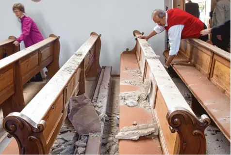  ?? Foto: Sabine Metzger ?? Große Brocken liegen mitten auf den Bänken der Kirche St. Blasius in Vorderburg. Während eines Gottesdien­stes am Donnerstag waren große Putzstücke von der Decke ge stürzt und hatten fünf Kirchgänge­r verletzt.