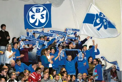  ?? Foto: Karl Aumiller ?? Bei der Endrunde 2015 sorgten die Fans des BC Schretzhei­m für Stimmung in der Wertinger Stadthalle – und feierten den Landkreis-Titel ihrer Mannschaft. Unterstütz­ung von den Rängen können die Kleeblätte­r jetzt wieder brauchen, wenn es nach den Gruppenspi­elen für sie noch weitergehe­n soll.