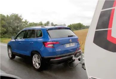  ??  ?? Limité à 90km/h sur autoroute pour cause de PTRA élevé, le Kodiaq se montre parfaiteme­nt stable et sécurisant. Très sage en solo, la consommati­on grimpe assez vite à l’heure de la traction mais on se tient tout de même sous les dix litres.