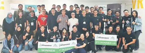  ??  ?? Len (standing front, sixth left) and Liew on his left with the participan­ts of Startup Weekend Kuching-Tourism Edition 2017 in a group photo at Tegas Digital Innovation Hub in iCOM Square.