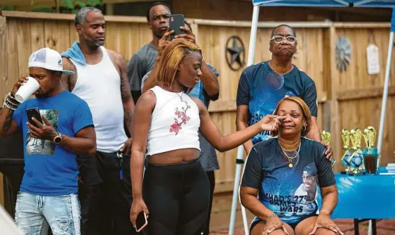  ?? Marie D. De Jesús / Staff photograph­er ?? Mykala Nelson, 19, wipes a tear from her mother’s cheek during a dove release in remembranc­e of her brother Chaz, who was shot and killed in 2016.