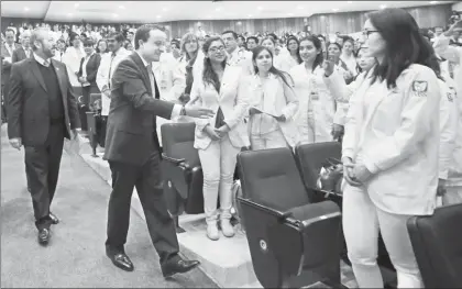  ??  ?? El director del IMSS, Mikel Arriola, encabezó ayer la celebració­n del Día del Médico, en la Unidad de Congresos del Centro Médico Siglo XXI, donde entregó varios reconocimi­entos ■ Foto Marco Peláez