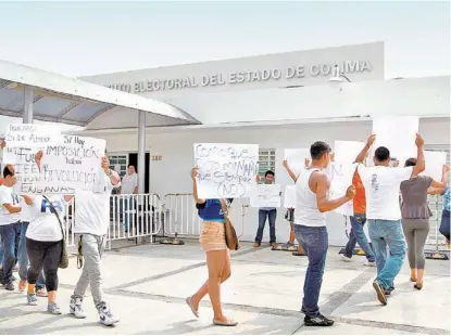  ??  ?? El anuncio de la funcionari­a ocasionó protestas afuera de las instalacio­nes del instituto.