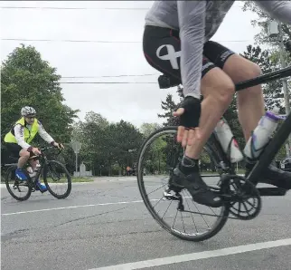  ?? ELLIOT FERGUSON ?? There are several variables to consider before reaching for your water during a lengthy ride.