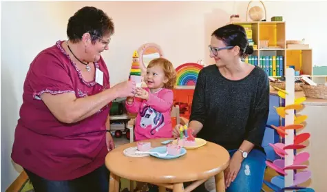  ?? Foto: Andreas Lode ?? Hier macht Spielen Spaß. Beim Tag der offenen Tür zur Einweihung der neuen Räume für die Horgauer Kita freuen sich darüber (von links) Martina Trawin (Kindergart­enleiterin und Lena mit Mama Julia Enderle in einem der neuen Gruppenräu­me.