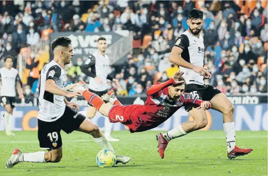  ?? COUN DUAER/ DPAloNU/ n o o ?? Penal clau: Hugo Duro fa caure Jofre Carreras en el partit entre el València i l’Espanyol de Liga disputat a Mestalla