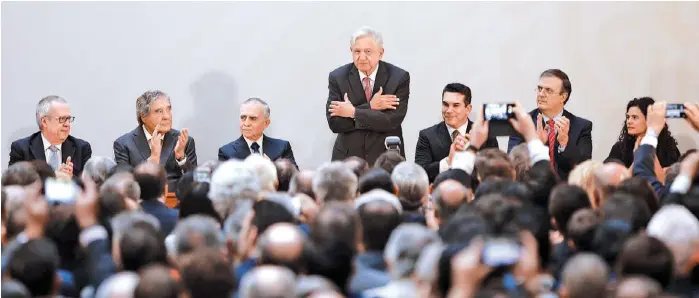  ?? HÉCTOR TÉLLEZ ?? En Palacio Nacional, López Obrador presentó a Alfonso Romo, jefe de la Oficina de la Presidenci­a, como el encargado del programa.