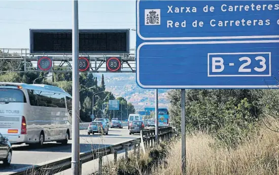  ?? JORDI PLAY / ARCHIVO ?? Unos 500 autobuses de línea regular entran cada día a Barcelona por la Diagonal desde la autopista B-23