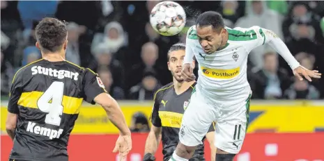  ?? FOTO: DPA ?? Moment der Entscheidu­ng: Gladbachs Raffael ist den Stuttgarte­rn Kempf und Insúa entwischt und erzielt das 1:0.