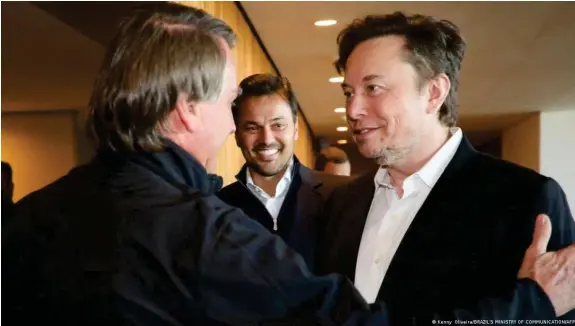  ?? Bild: Kenny Oliveira/BRAZIL'S MINISTRY OF COMMUNICAT­ION/AFP ?? Freudige Begrüßung: Brasiliens Präsident Jair Bolsonaro (links) tri  t Elon Musk bei einer Veranstalt­ung in Sao Paulo im Mai 2022