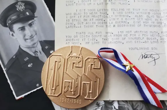  ?? ANGELA ROWLINGS / HERALD FILE ?? ‘JUST A MEMORY’: A photo of World War II veteran Martin Gelb is shown with his OSS medal and a wartime letter to his mother.
