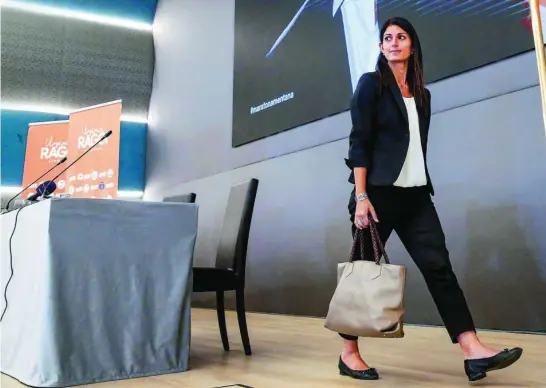  ?? EFE ?? La alcaldesa saliente de Roma, Virginia Raggi, en una rueda de prensa ayer, tras saber que se queda fuera de la carrera