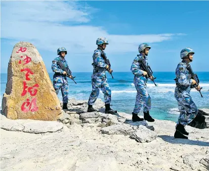  ??  ?? Chinesisch­e Soldaten auf den Spratly-Inseln. Peking wollte sich am Dienstag zum Urteil zwar allenfalls abwiegelnd äußern, vor dem Spruch des Gerichts ließ Chinas Führung aber schon Manöver durchführe­n.