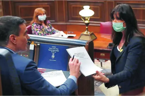  ?? EFE ?? La diputada de JxCAT Laura Borràs entrega al presidente del Gobierno, Pedro Sánchez, un documento en el Congreso de los Diputados, el pasado mes