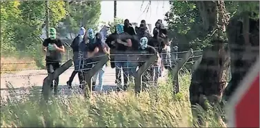  ??  ?? LA ENTRADA. Los ultras del Sporting fueron en todo momento con el rostro cubierto.