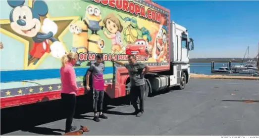  ?? REPORTAJE GRÁFICO: J. LANDERO ?? El camión del Circo Europa estacionad­o en el recinto ferial de Punta Umbría.