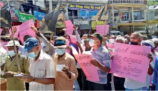  ?? ?? Vegetable farmers in Welimada protested on Friday demanding financial compensati­on for crop losses. The protest was organised by United Farmers' Union in Welimada, Uva Paranagama. Namal Karunaratn­e National Organizer, JVP and Samantha Vidyaratne joined the protest.