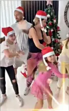  ??  ?? O jogador Ezequiel Garay fez a árvore de Natal com a mulher e os filhos