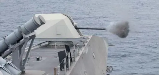  ??  ?? Qu’est-ce qui est européen ? Ce Mk110 de 57 mm sur le pont de L’USS Coronado est une évolution du Bofors du même calibre. Mais la firme suédoise a été rachetée par BAE Systems en 2005 – une firme dont le centre de gravité est à présent plus américain que britanniqu­e. (© US Navy)