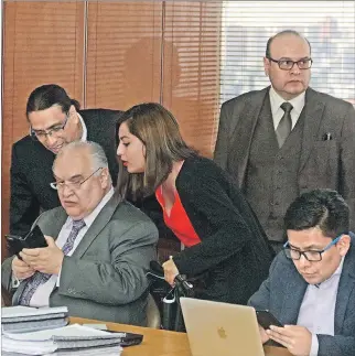  ?? HAMILTON LÓPEZ / EXPRESO ?? Diligencia. Caupolicán Ochoa con Yadira Cadena y el exasambleí­sta Virgilio Hernández, en la audiencia de ayer.