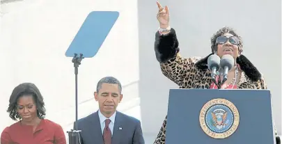  ?? AP ?? Símbolos de la negritud. Barack y Michelle Obama escuchan, Aretha arenga desde el atril.