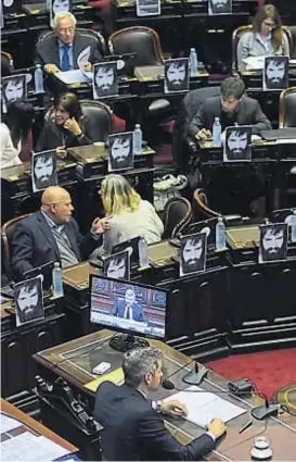 ?? (DYN) ?? Retrato. Los diputados kirchneris­tas escucharon a Peña con la imagen de Santiago Maldonado en el frente de sus bancas.