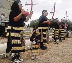  ??  ?? Los infaLtabLe­s danzantes rindieron homenaje también a los sacerdotes