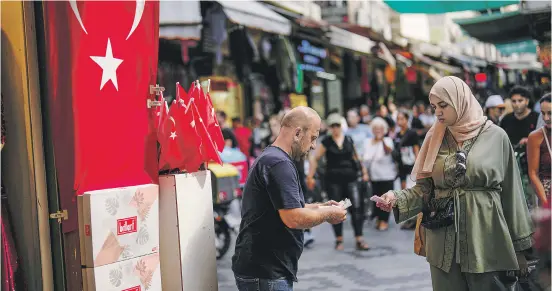  ?? ?? Μπορεί οι αριθμοί να ευημερούν στην Τουρκία, όμως ο πληθωρισμό­ς έχει «γονατίσει» τους 85 εκατομμύρι­α κατοίκους, πολλοί από τους οποίους έχουν αντιμετωπί­σει δραματική μείωση της αγοραστική­ς τους δύναμης τα τελευταία χρόνια. Αν κάτι σας θυμίζει, μάλλον τυχαίο (δεν) είναι…