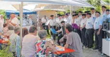  ?? FOTO: GOTTFRIED BRAUCHLE/ST. ELISABETH-STIFTUNG ?? Ein Höhepunkt des Sommerfest­s im Wohnpark St. Martinus war der Auftritt des Marinechor­s Aulendorf.