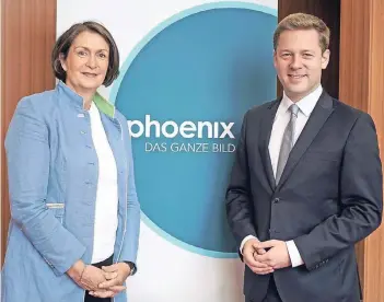  ?? FOTO: DPA ?? Die Phoenix-Programmdi­rektoren Michaela Kolster und Helge Fuhst vor dem neuen Sender-Logo.