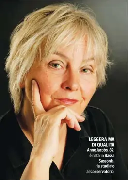  ?? ?? LEGGERA MA DI QUALITÀ Anne Jacobs, 82, è nata in Bassa Sassonia. Ha studiato al Conservato­rio.