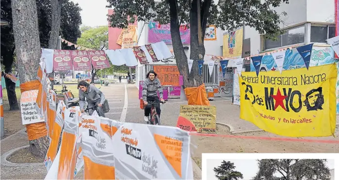  ??  ?? Clima electoral. En la Ciudad Universita­ria, se viven a pleno estos comicios por sistema directo.