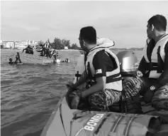  ??  ?? Fire and rescue personnel at the search and rescue operation for a Port Dickson Internatio­nal Triathlon (PDIT) 2018 participan­t missing after competing in a swimming event in Negeri Sembilan. - Bernama photo