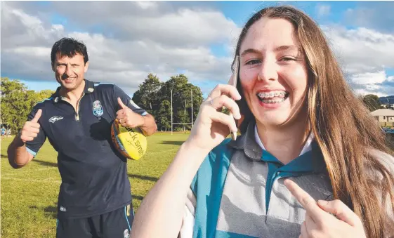  ?? Pictures: JOHN GASS ?? Brianna Scerri phoned her mum Nerida so she could talk to her idol Laurie Daley when the NSW State of Origin squad visited Murwillumb­ah.