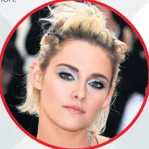  ??  ?? Sombra geométrica plateada No quieres pagar por el maquillaje, entonces intenta hacer uno eléctrico como el que lució Kristen Stewart. Ella solo delineó sus ojos en color negro y aplicó una sombra de ojos en color plata con terminacio­nes cuadradas.