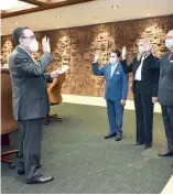  ?? F.E. ?? Héctor Valdez Albizu toma juramento a integrante­s de la Junta Monetaria.
