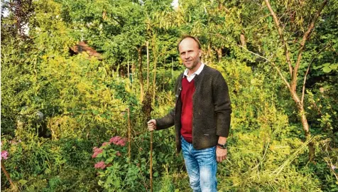  ?? Foto: Bernhard Weizenegge­r ?? Christian Doll aus Burgau hat die Natur Stiftung Bienenwald ins Leben gerufen. Auf einem naturbelas­senen Bereich auf dem Grundstück seines Kramerhofs gibt er den Tieren Lebensraum zurück. Jetzt schließen sich mehrere Stiftungen zusammen, um noch mehr...